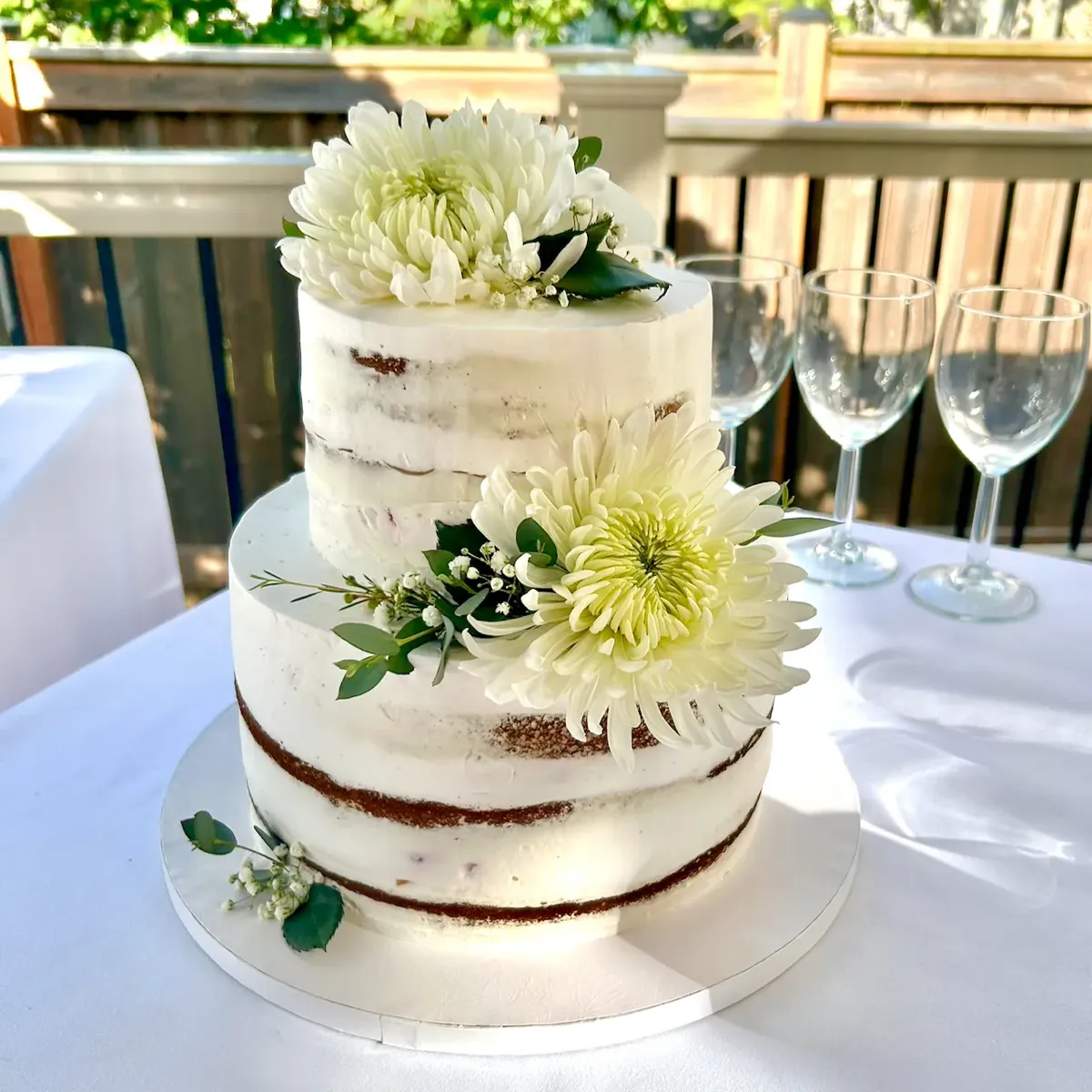 Naked wedding cake with fresh flowers