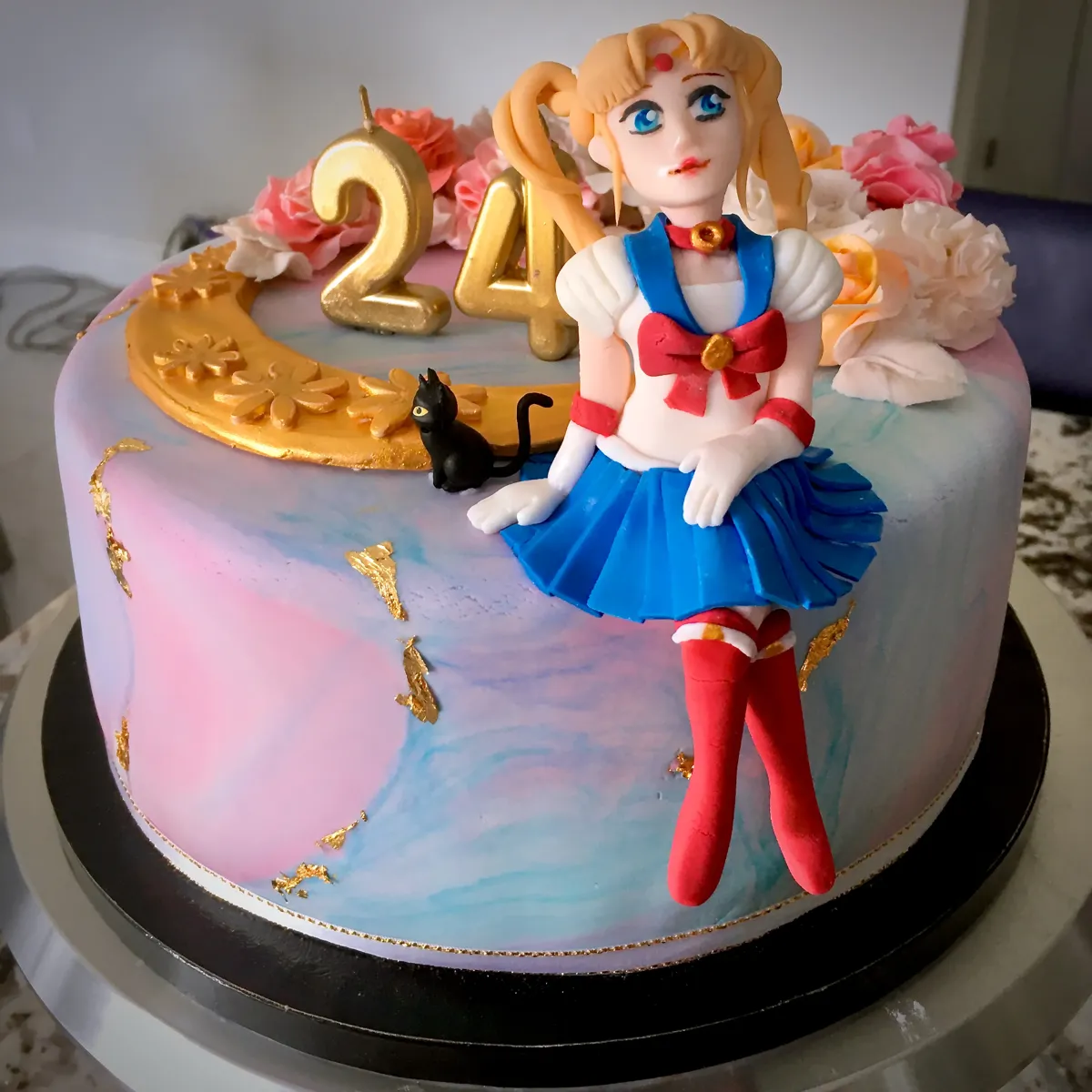 Sailor Moon themed cake with fondant figure